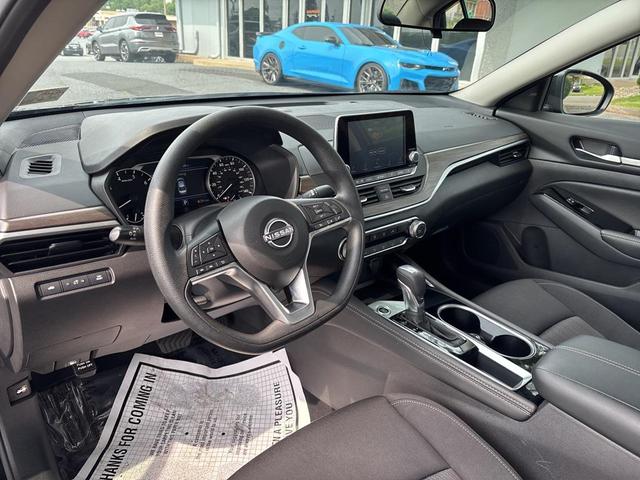 Photo of 2023 Super Black Clearcoat Nissan Altima