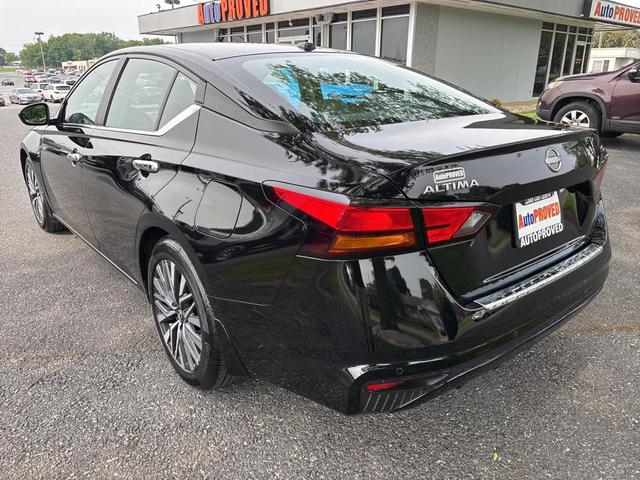 Photo of 2023 Super Black Clearcoat Nissan Altima