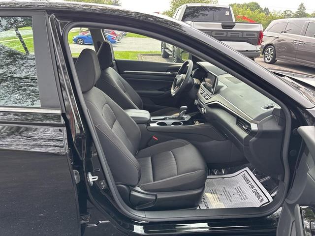 Photo of 2023 Super Black Clearcoat Nissan Altima
