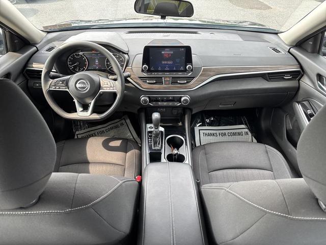 Photo of 2023 Super Black Clearcoat Nissan Altima