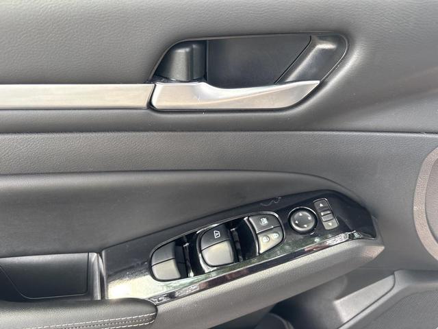 Photo of 2023 Super Black Clearcoat Nissan Altima