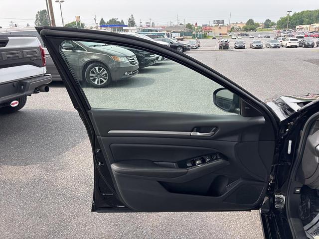 Photo of 2023 Super Black Clearcoat Nissan Altima