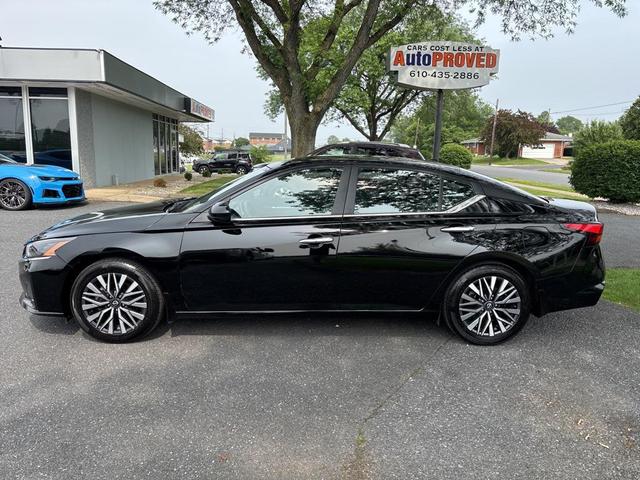 Photo of 2023 Super Black Clearcoat Nissan Altima
