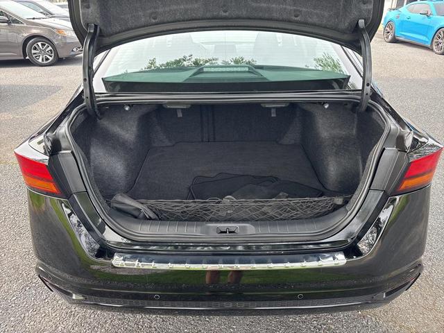 Photo of 2023 Super Black Clearcoat Nissan Altima