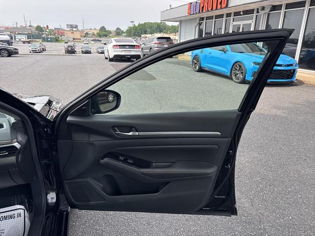 Photo of 2023 Super Black Clearcoat Nissan Altima