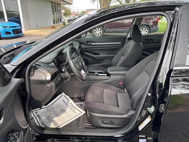 Photo of 2023 Super Black Clearcoat Nissan Altima