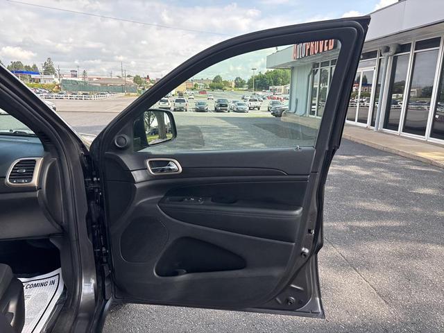 Photo of 2017 Granite Crystal Metallic Clearcoat Jeep Grand Cherokee