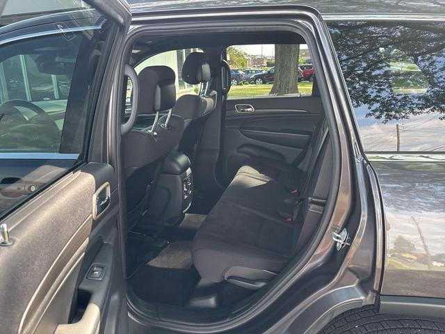 Photo of 2017 Granite Crystal Metallic Clearcoat Jeep Grand Cherokee