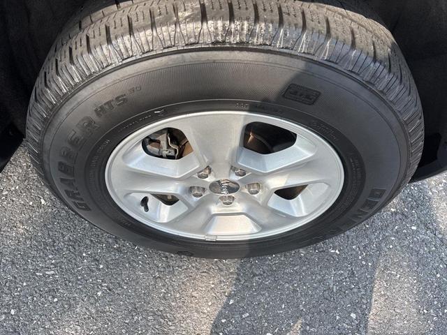 Photo of 2017 Granite Crystal Metallic Clearcoat Jeep Grand Cherokee