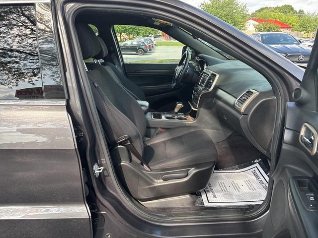 Photo of 2017 Granite Crystal Metallic Clearcoat Jeep Grand Cherokee