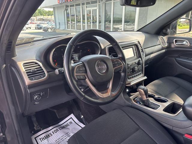 Photo of 2017 Granite Crystal Metallic Clearcoat Jeep Grand Cherokee