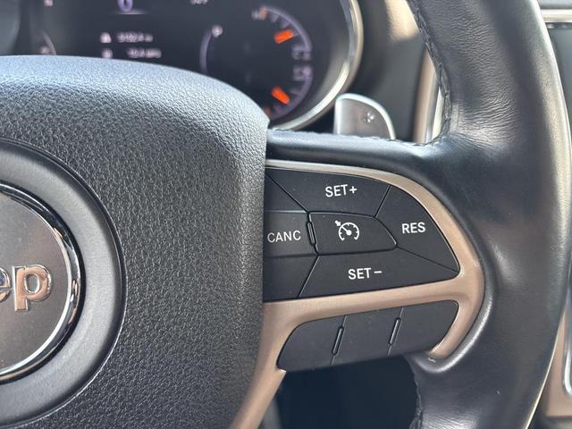 Photo of 2017 Granite Crystal Metallic Clearcoat Jeep Grand Cherokee