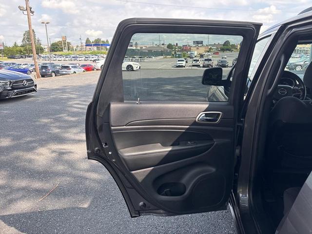 Photo of 2017 Granite Crystal Metallic Clearcoat Jeep Grand Cherokee