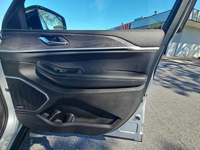 Photo of 2021 Silver Zynith Jeep Grand Cherokee L