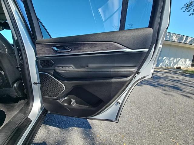 Photo of 2021 Silver Zynith Jeep Grand Cherokee L