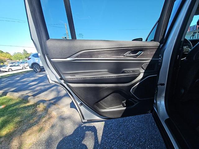 Photo of 2021 Silver Zynith Jeep Grand Cherokee L