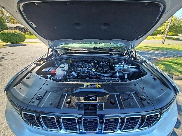 Photo of 2021 Silver Zynith Jeep Grand Cherokee L