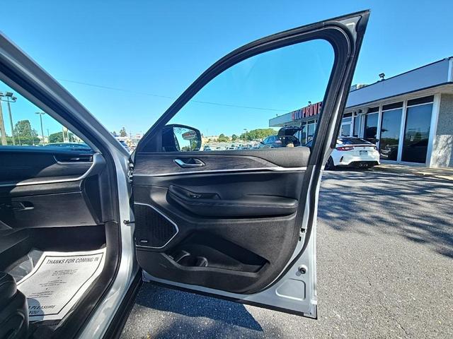 Photo of 2021 Silver Zynith Jeep Grand Cherokee L