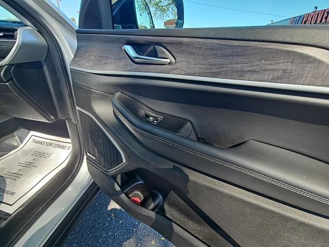 Photo of 2021 Silver Zynith Jeep Grand Cherokee L