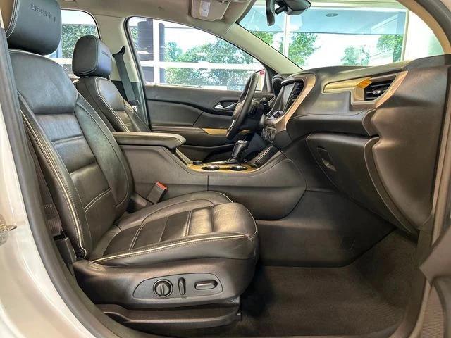 Photo of 2017 White Frost Tricoat GMC Acadia