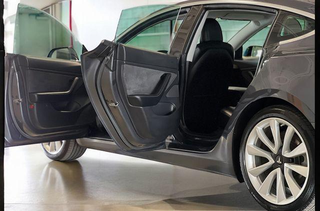 Photo of 2019 Midnight Silver Metallic Tesla Model 3