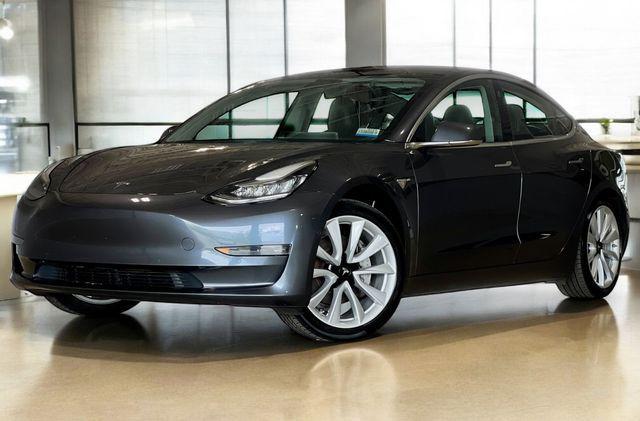 Photo of 2019 Midnight Silver Metallic Tesla Model 3