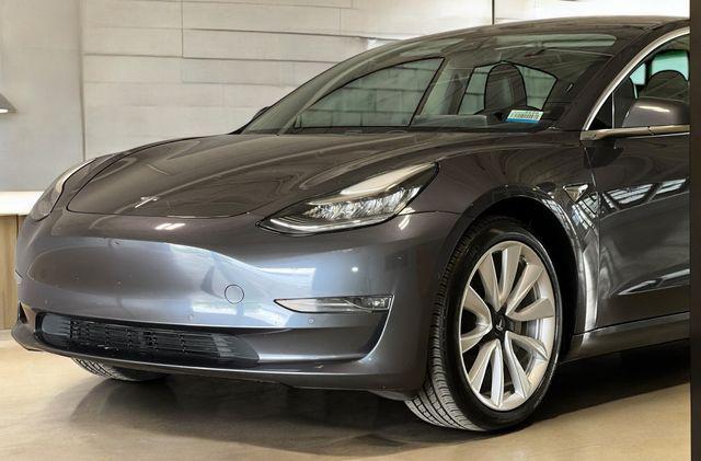 Photo of 2019 Midnight Silver Metallic Tesla Model 3