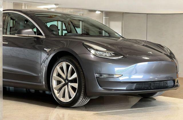 Photo of 2019 Midnight Silver Metallic Tesla Model 3
