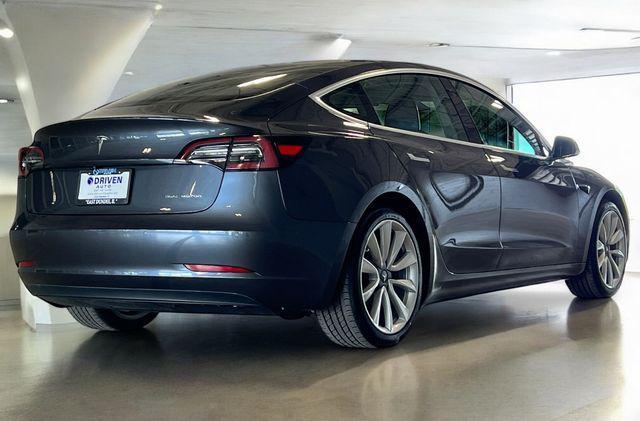 Photo of 2019 Midnight Silver Metallic Tesla Model 3