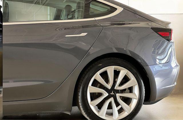 Photo of 2019 Midnight Silver Metallic Tesla Model 3