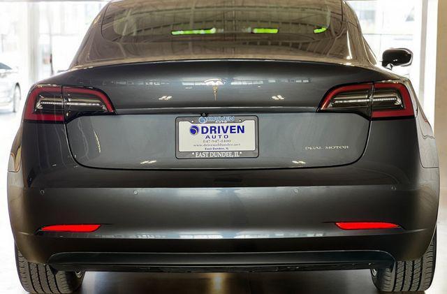 Photo of 2019 Midnight Silver Metallic Tesla Model 3