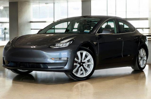 Photo of 2019 Midnight Silver Metallic Tesla Model 3