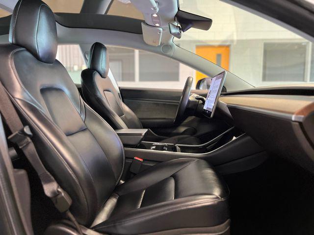 Photo of 2019 Midnight Silver Metallic Tesla Model 3