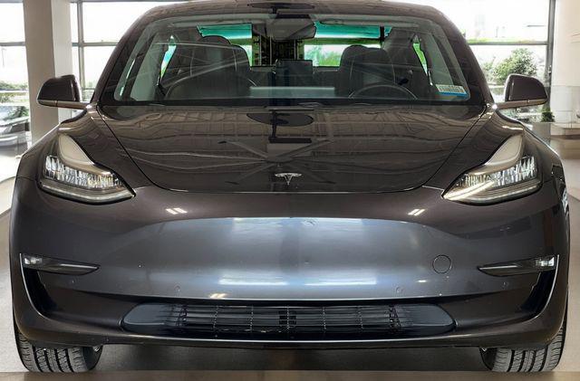 Photo of 2019 Midnight Silver Metallic Tesla Model 3