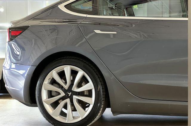 Photo of 2019 Midnight Silver Metallic Tesla Model 3