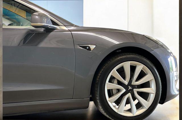 Photo of 2019 Midnight Silver Metallic Tesla Model 3