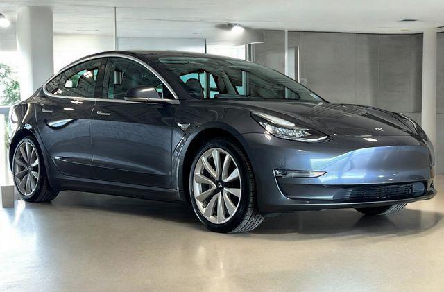 Photo of 2019 Midnight Silver Metallic Tesla Model 3