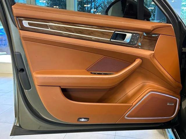 Photo of 2023 Aventurine Green Metallic Porsche Panamera