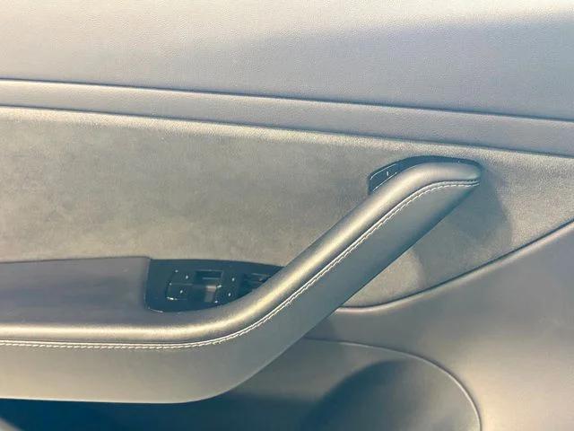 Photo of 2019 Solid Black Tesla Model 3