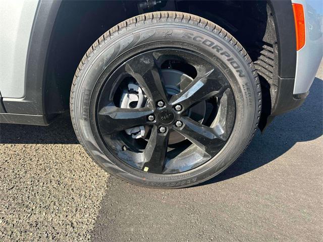 Photo of 2025 Silver Zynith Jeep Grand Cherokee L