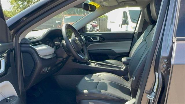 Photo of 2022 Granite Crystal Metallic Clearcoat Jeep Compass