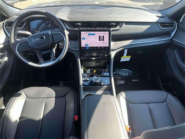 Photo of 2025 Silver Zynith Jeep Grand Cherokee
