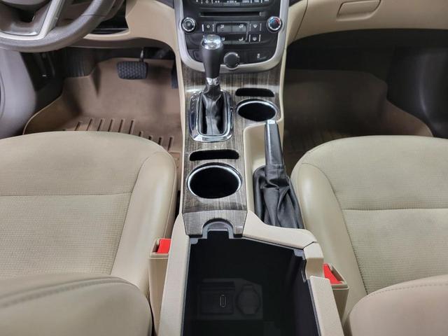 Photo of 2015 WHITE Chevrolet Malibu