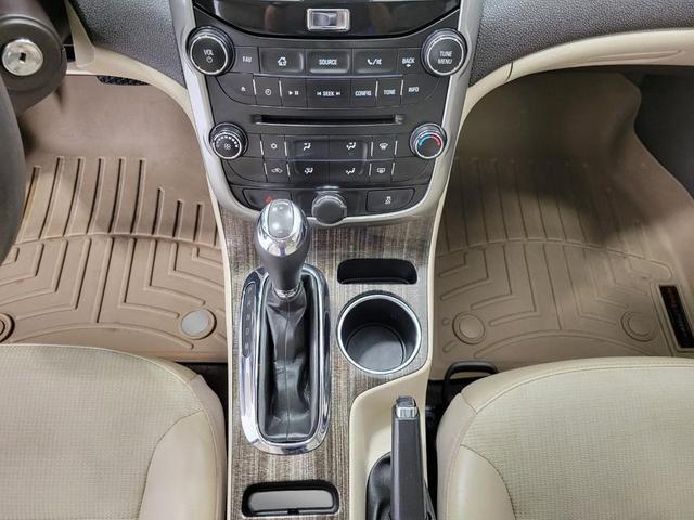 Photo of 2015 WHITE Chevrolet Malibu