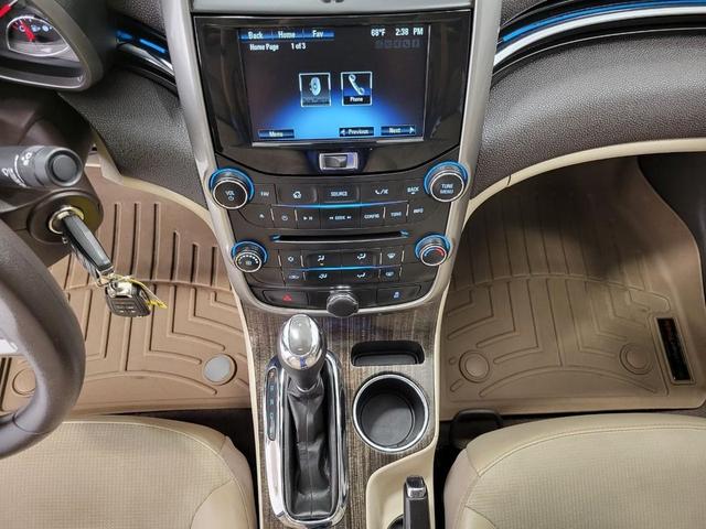 Photo of 2015 WHITE Chevrolet Malibu