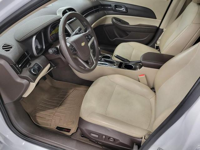 Photo of 2015 WHITE Chevrolet Malibu