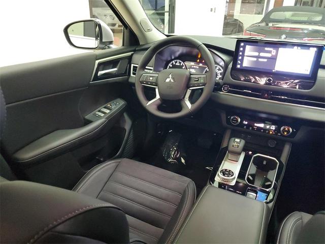 Photo of 2025 Alloy Silver Metallic Mitsubishi Outlander