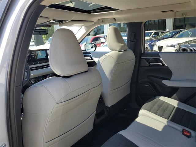 Photo of 2025 White Diamond Mitsubishi Outlander