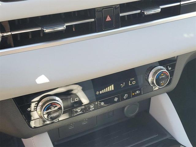 Photo of 2025 White Diamond Mitsubishi Outlander