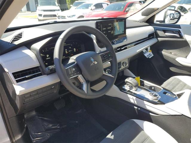 Photo of 2025 White Diamond Mitsubishi Outlander